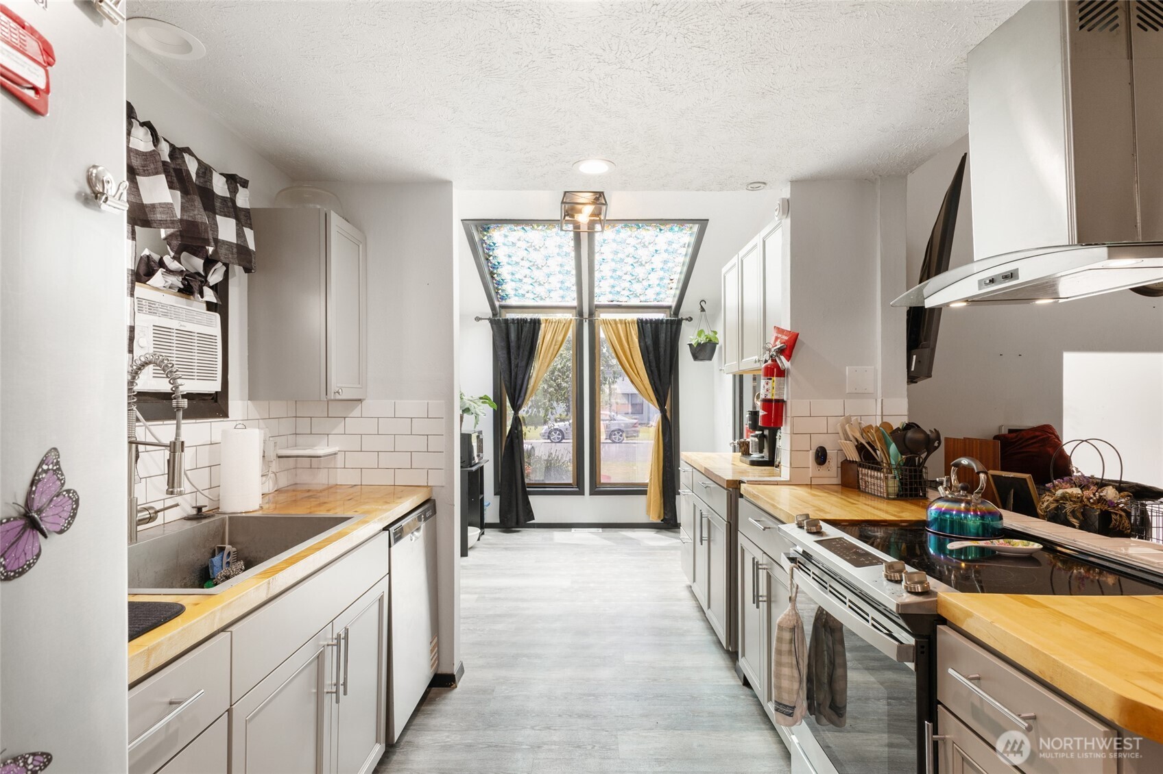 9307 Albert Way Southeast Moses Lake, WA 98837 - Photo 14 of 40 a kitchen that has a sink and a stove