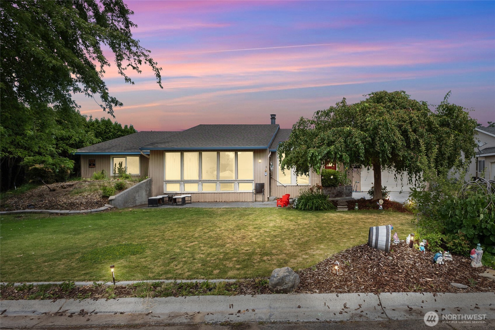 9307 Albert Way Southeast Moses Lake, WA 98837 - Photo 2 of 40 a view of a house with a garden
