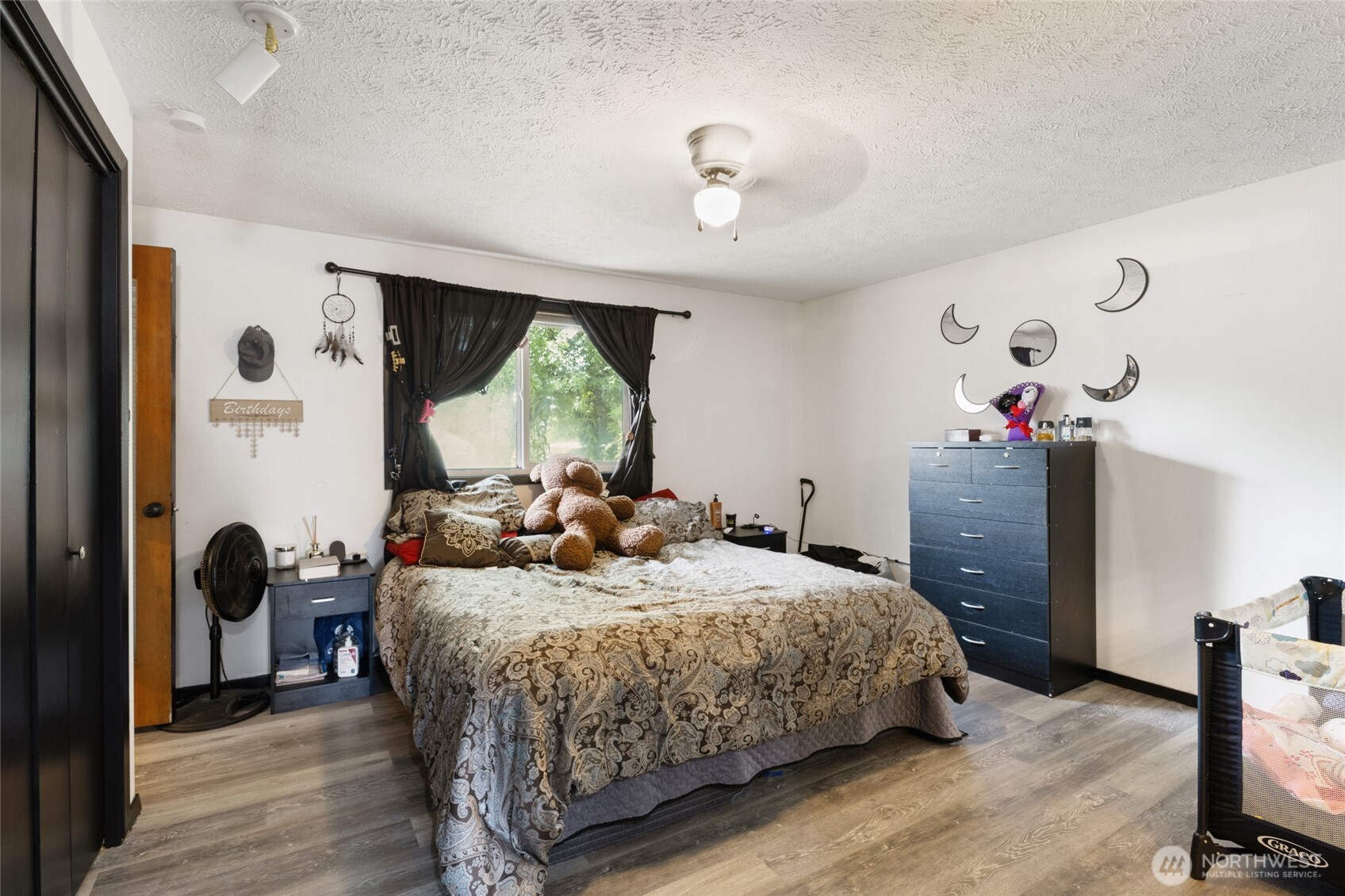 9307 Albert Way Southeast Moses Lake, WA 98837 - Photo 29 of 40 a bedroom with a bed and a chandelier