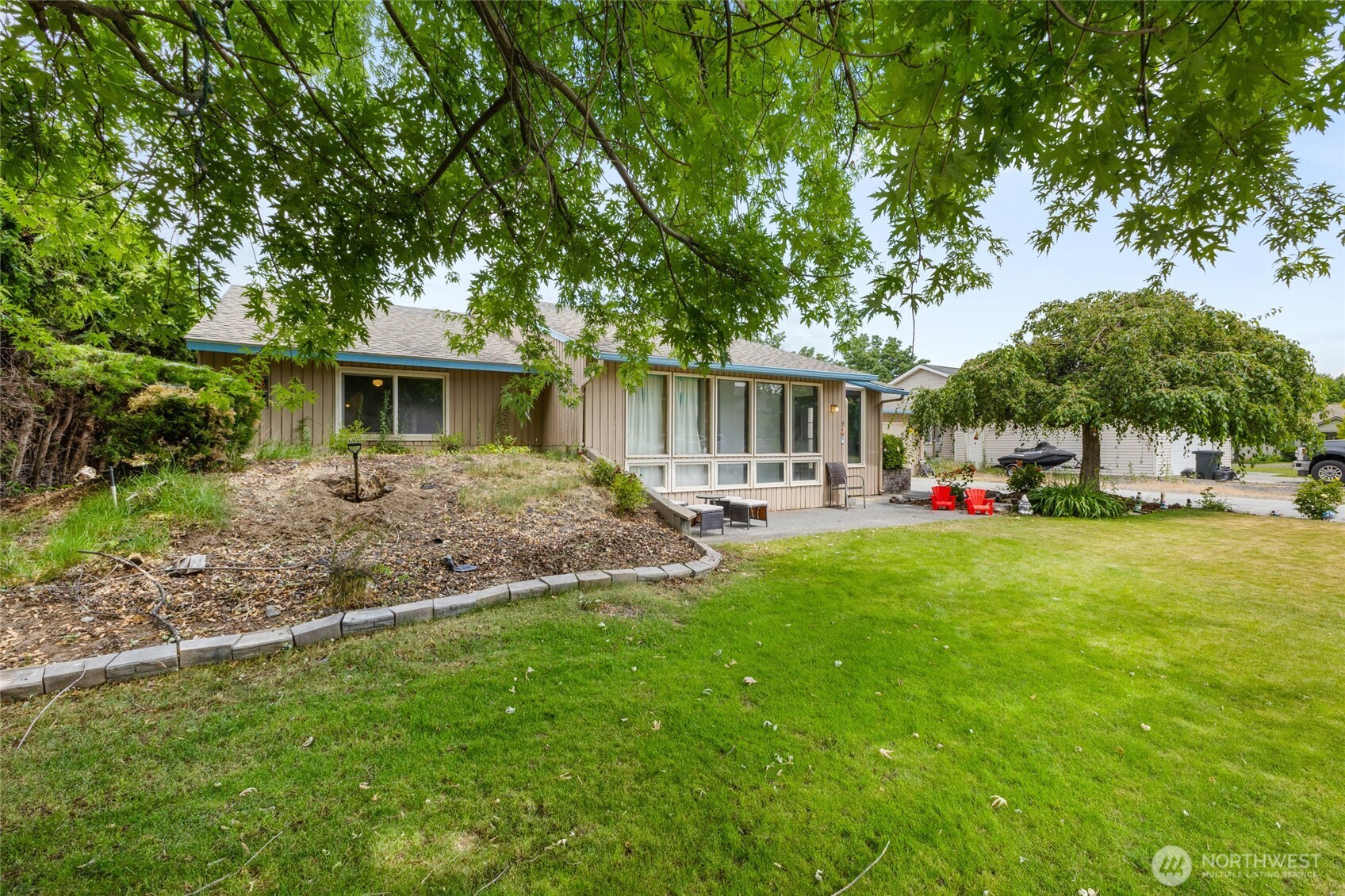9307 Albert Way Southeast Moses Lake, WA 98837 - Photo 4 of 40 a front view of a house with garden
