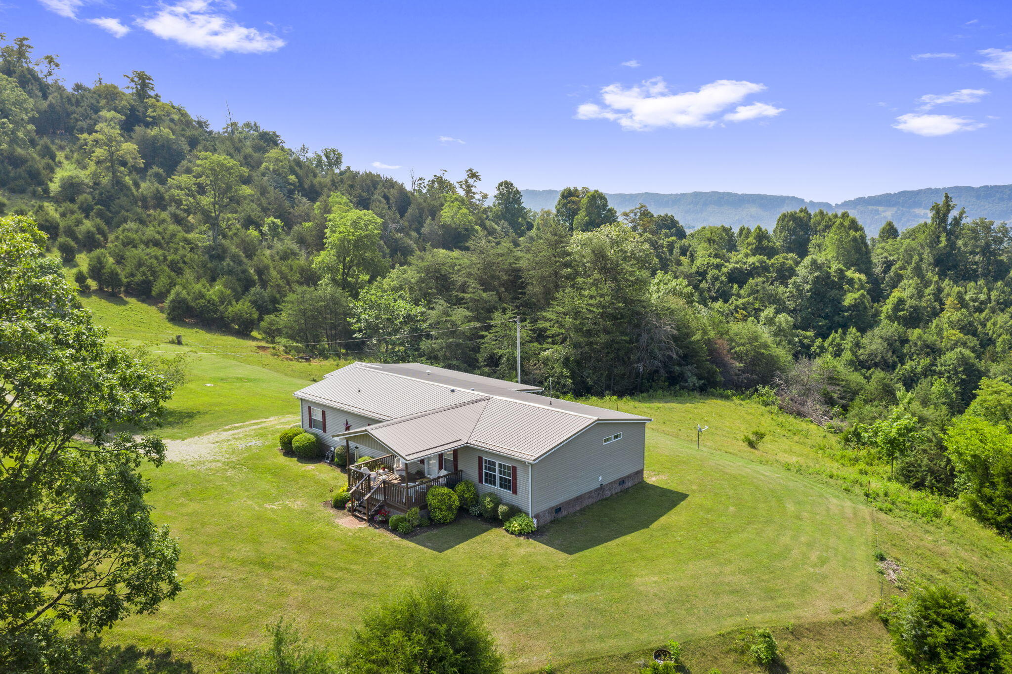 577 Klondike Road Duffield, VA 24244 - Photo 2 of 26 2-web-or-mls-DJI_0832