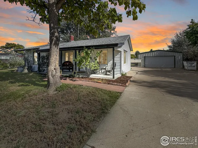 a view of a house with backyard and porch