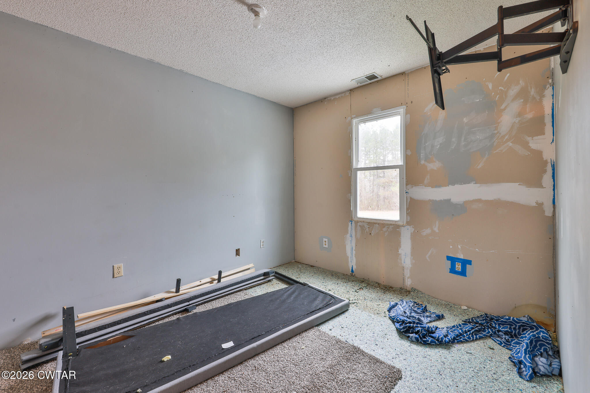 840 School Road Palmersville, TN 38241 - Photo 12 of 27 a room with a window and ceiling fan
