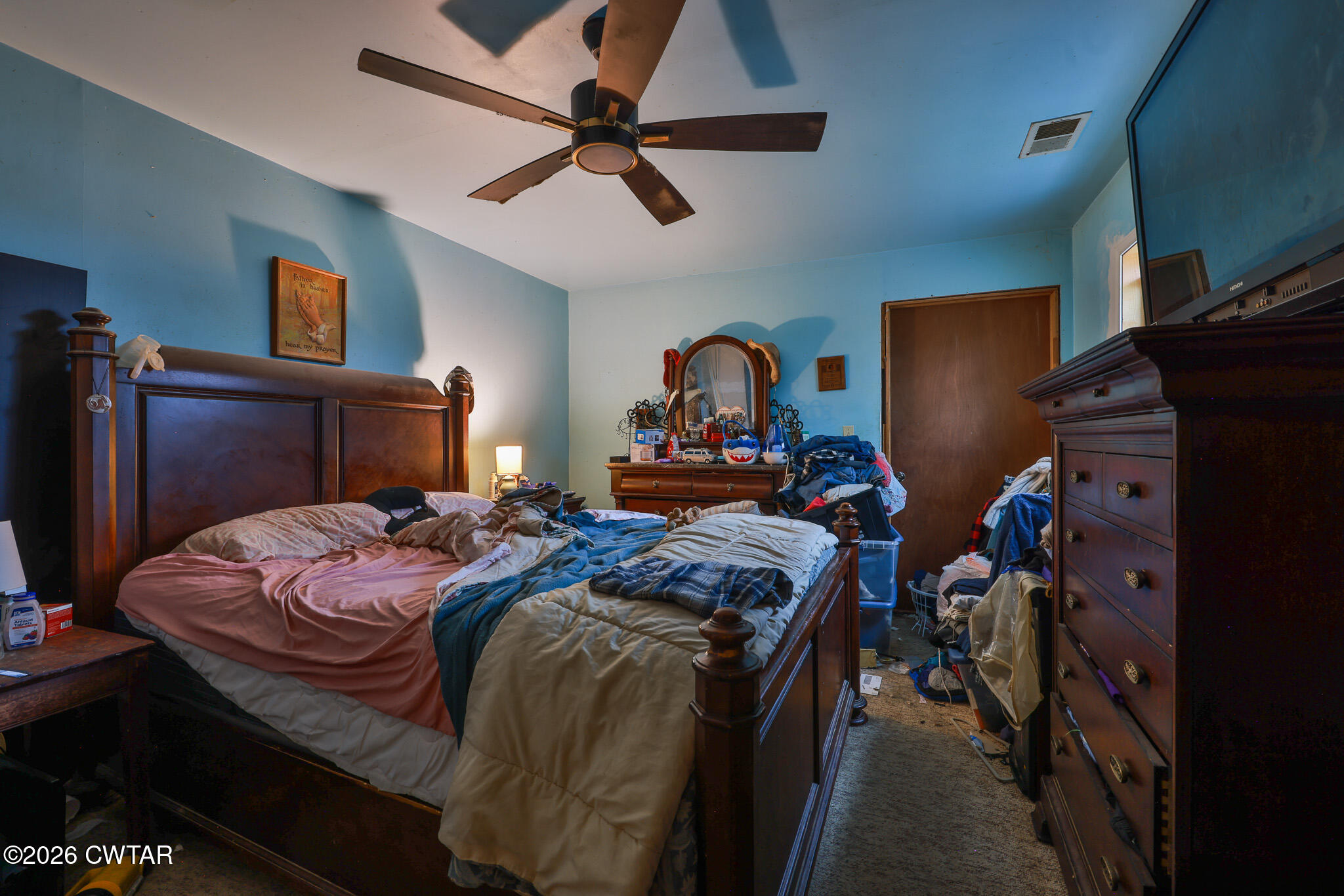 840 School Road Palmersville, TN 38241 - Photo 8 of 27 a bed room with a bed and a tv