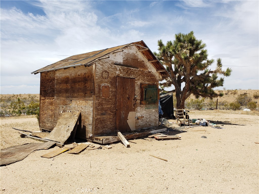 18501 Fort Tejon Road Llano, CA 93544 - Photo 7 of 19 a view of a backyard of the house