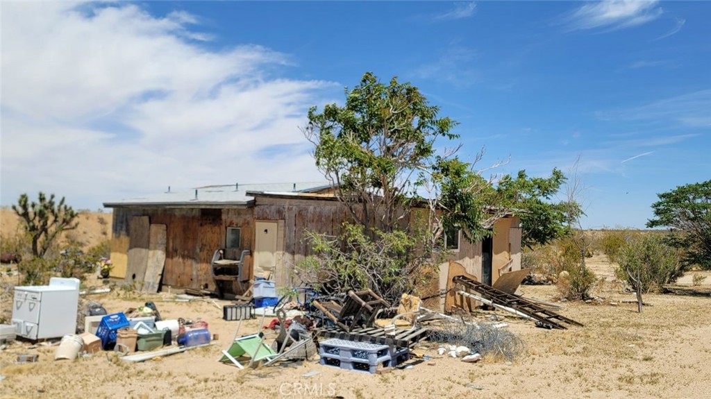 18501 Fort Tejon Road Llano, CA 93544 - Photo 8 of 19 a view of a chairs and table in the patio