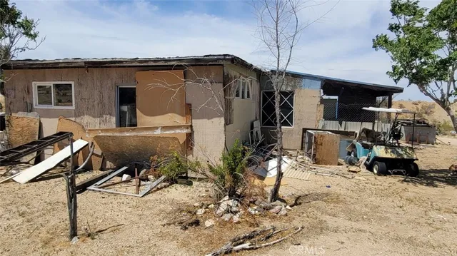 a view of a house with backyard