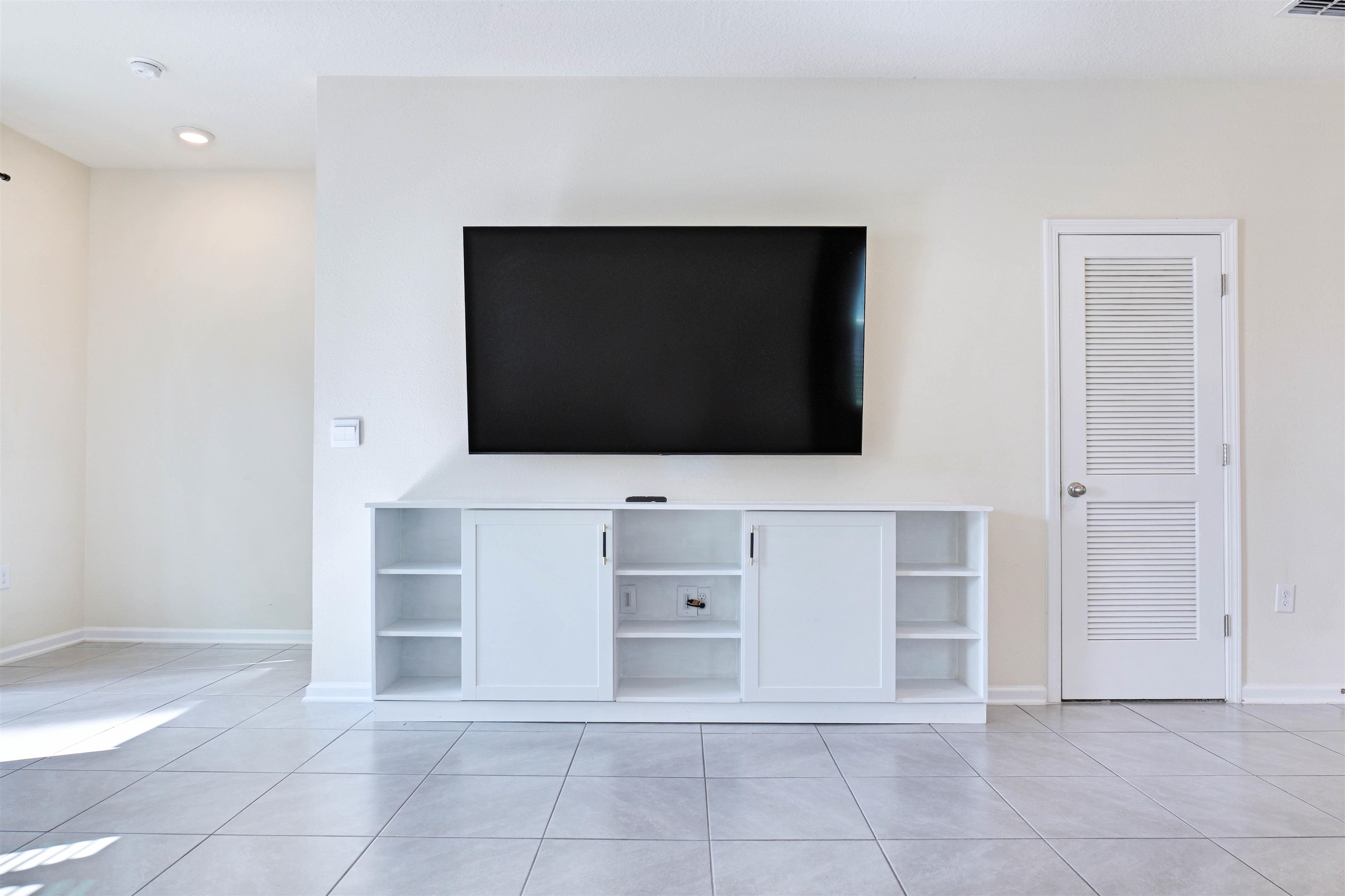 297 Coastline Way Street St. Augustine, FL 32092 - Photo 8 of 36 a living room with a flat screen tv