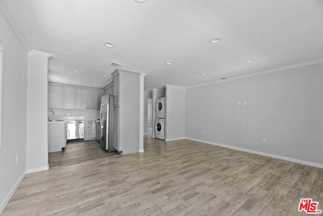 1960 North Ontario Street Burbank, CA 91505 - Photo 3 of 16 a view of an empty room