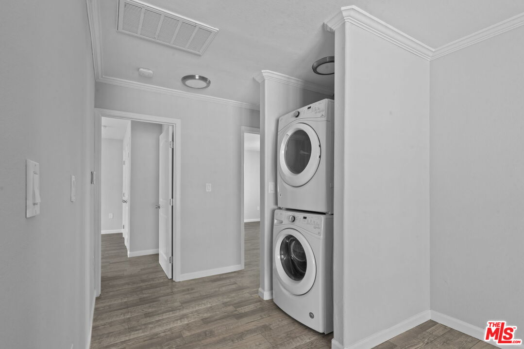 1960 North Ontario Street Burbank, CA 91505 - Photo 9 of 16 a utility room with dryer and washer