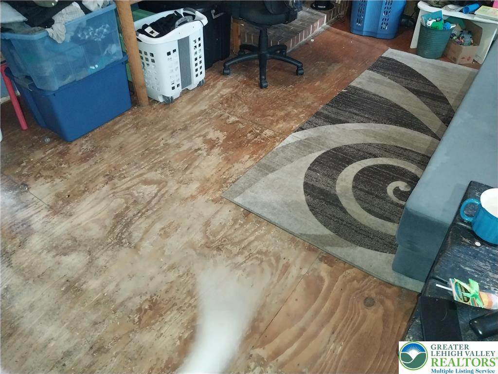 2108 Fox Road Bushkill, PA 18324 - Photo 9 of 98 a view of a livingroom with furniture and a rug