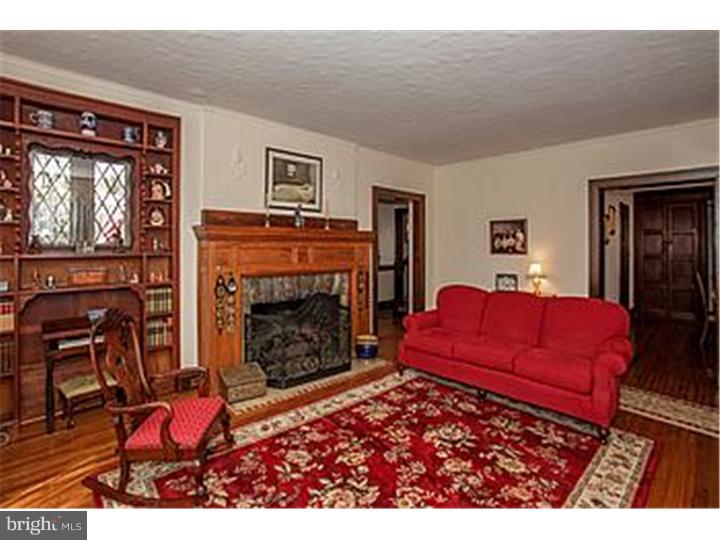 340 Summit Road Springfield, PA 19064 - Photo 5 of 24 Living Room