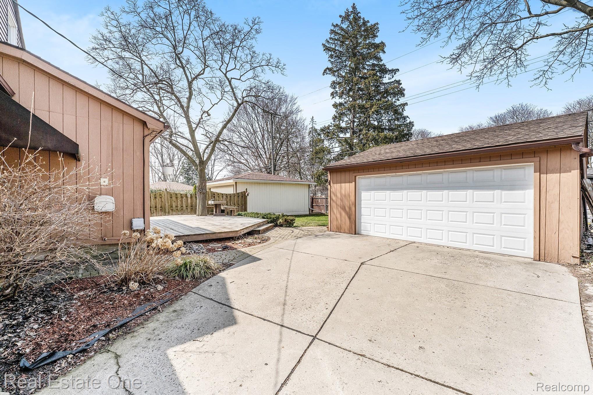 2906 Bembridge Road Royal Oak, MI 48073 - Photo 5 of 31 DSC08228.jpg