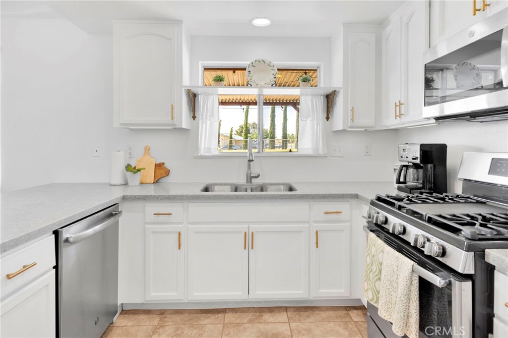 22672 El Centro Road Apple Valley, CA 92307 - Photo 4 of 42 kitchen