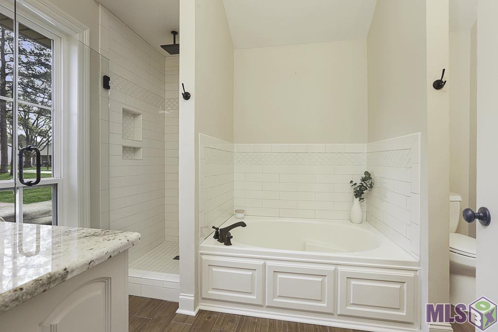 12035 Arrowood Avenue Baton Rouge, LA 70818 - Photo 14 of 26 Primary shower & tub