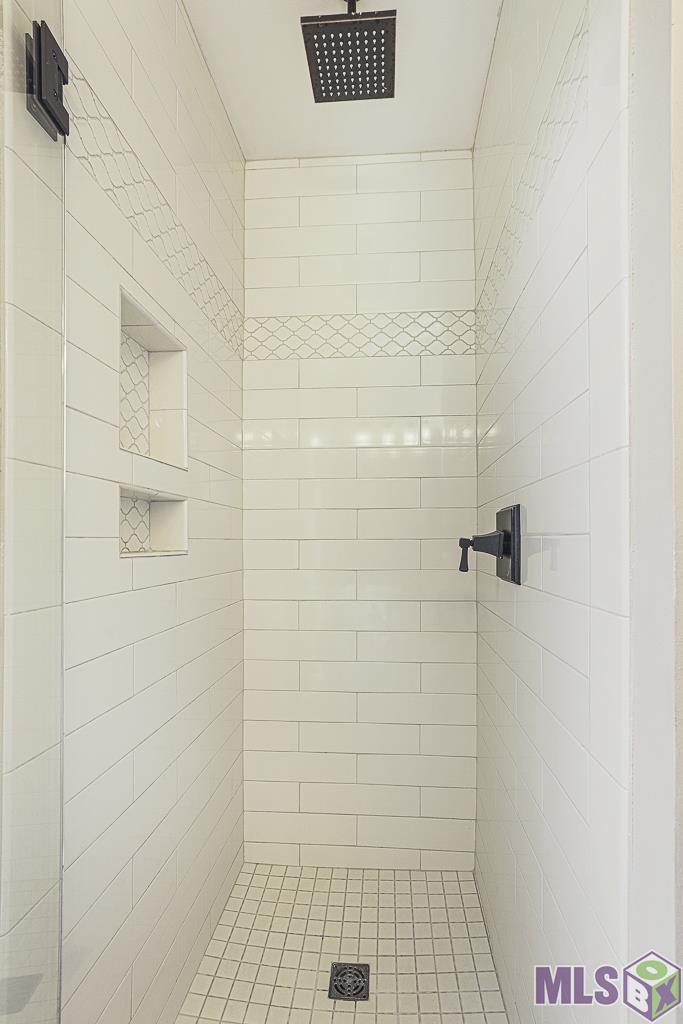 12035 Arrowood Avenue Baton Rouge, LA 70818 - Photo 16 of 26 Primary shower
