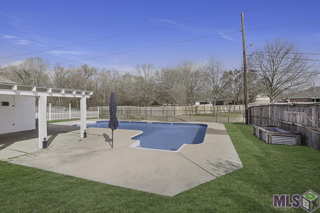 12035 Arrowood Avenue Baton Rouge, LA 70818 - Photo 21 of 26 Backyard pool