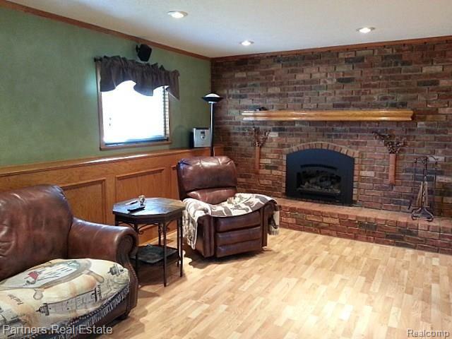 563 West Barron Road Howell, MI 48855 - Photo 25 of 35 20-Family Room 1.jpg