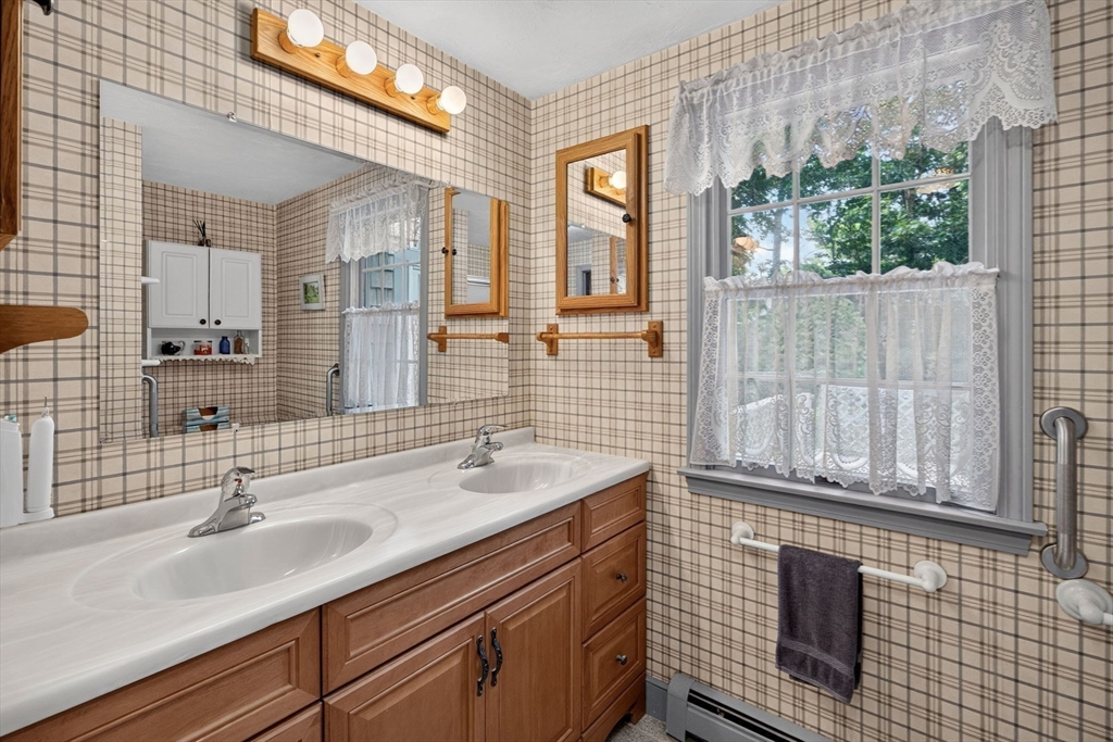 442 Flint Street Barnstable, MA 02648 - Photo 7 of 41