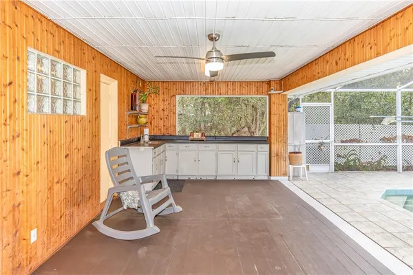 a view of a backyard