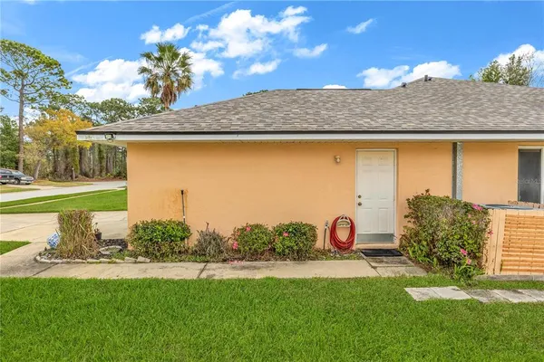a view of an entryway with workspace