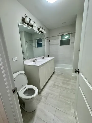 $2,300 | 1727 West Bryn Mawr Avenue, Unit 2, Chicago, IL 60660