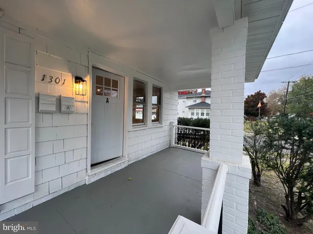 a view of livingroom with furniture