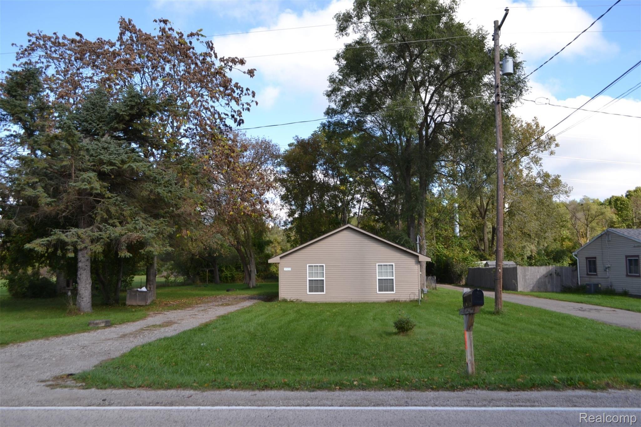 3323 East Pierson Road Flint, MI 48506 - Photo 1 of 16 DSC_0177.JPG