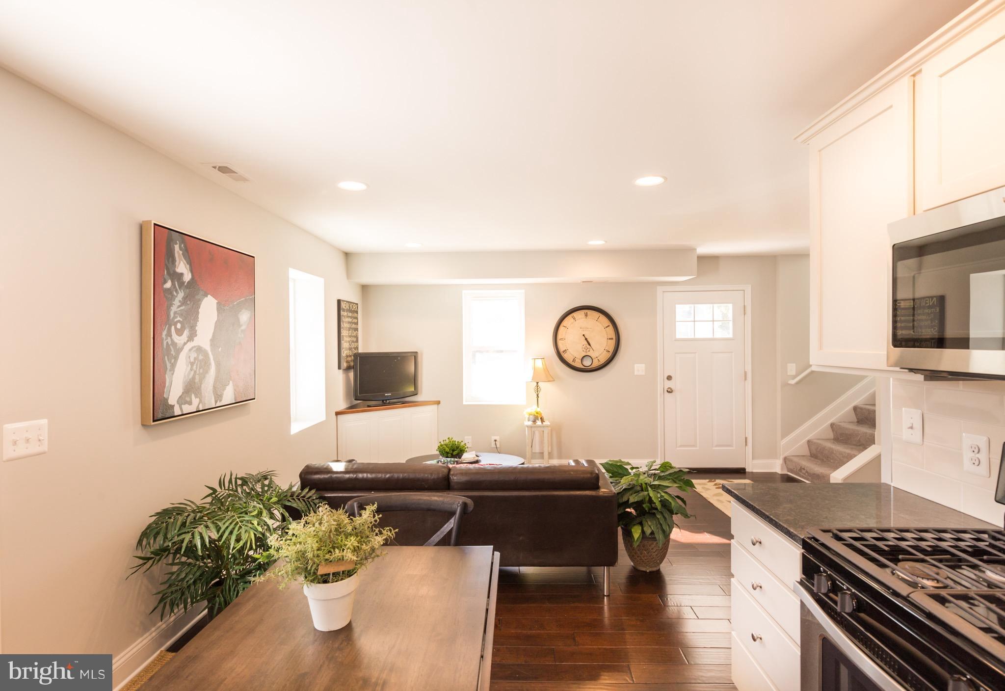 3307 Sollers Point Road Baltimore, MD 21222 - Photo 3 of 29 Living Room