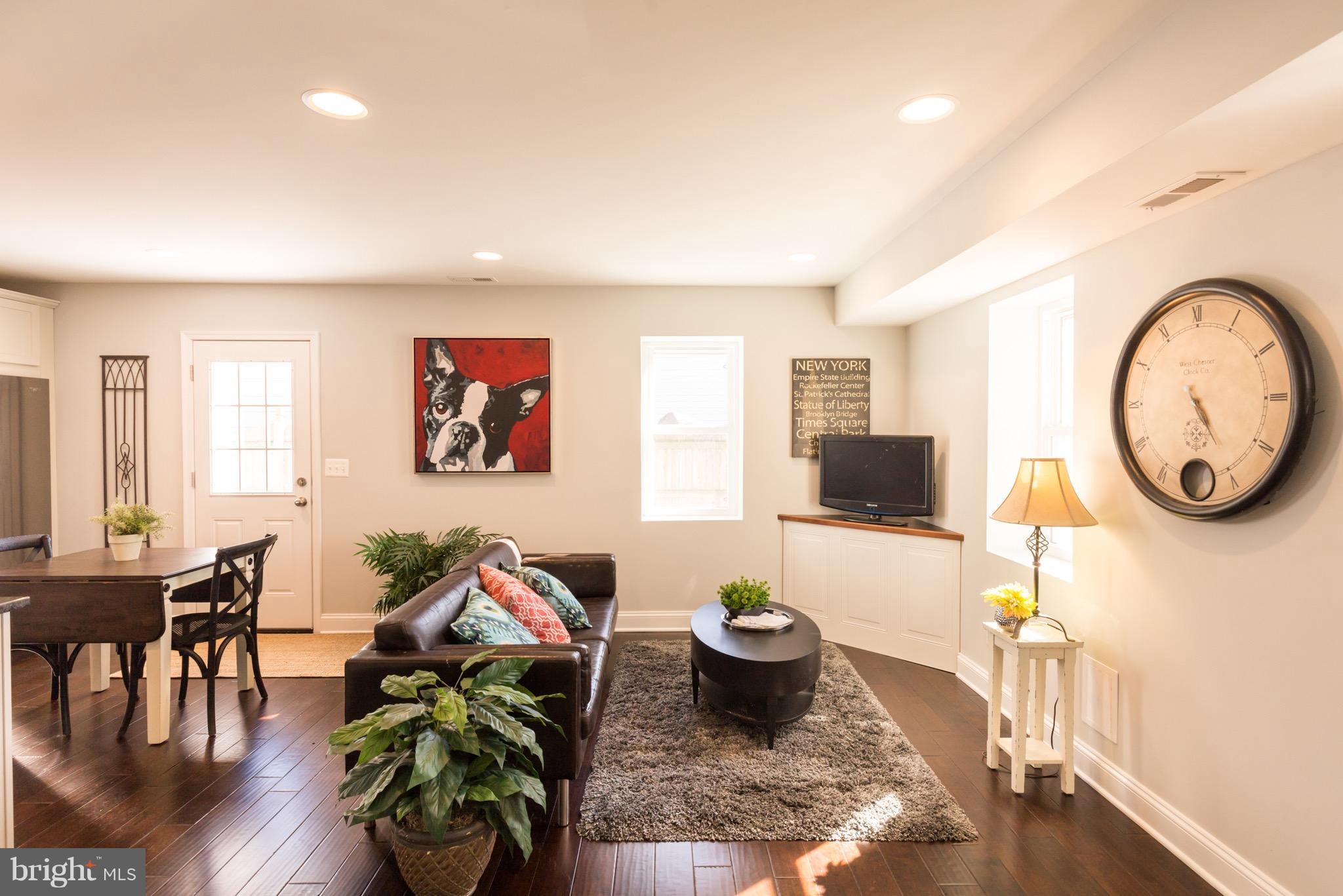 3307 Sollers Point Road Baltimore, MD 21222 - Photo 9 of 29 Living Room