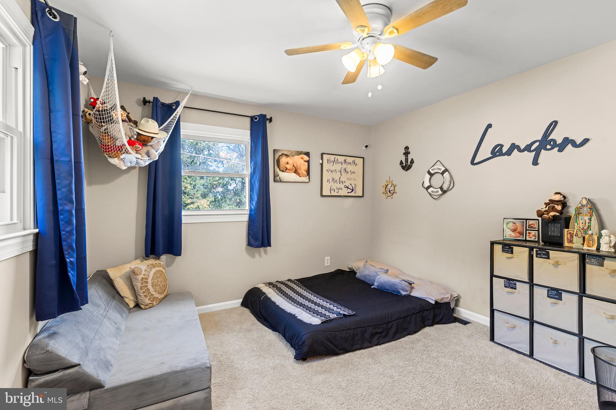 6666 Kelly Road Warrenton, VA 20187 - Photo 18 of 34 a living room with furniture and a window