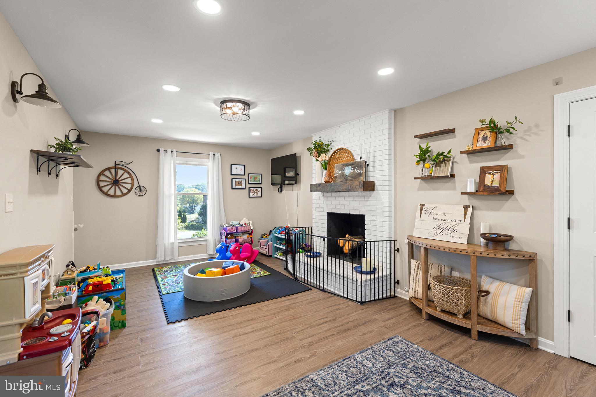 6666 Kelly Road Warrenton, VA 20187 - Photo 10 of 34 a living room with furniture and a wooden floor