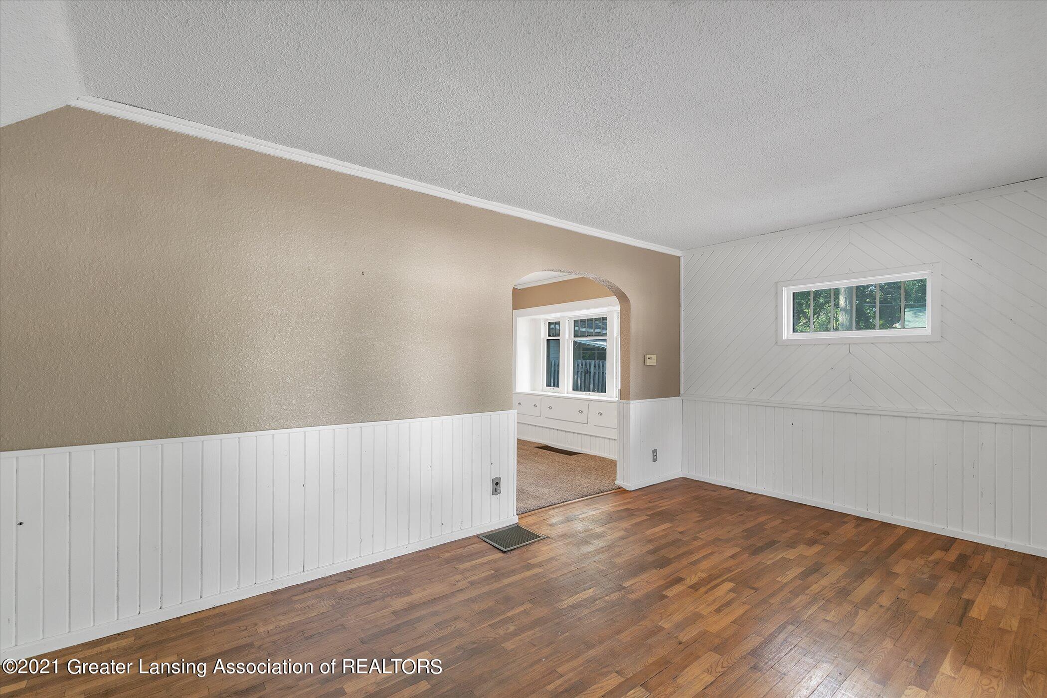 2204 South Rundle Avenue Lansing, MI 48910 - Photo 7 of 31 10-2204 S. Rundle Ave-Windowstill-Real-E