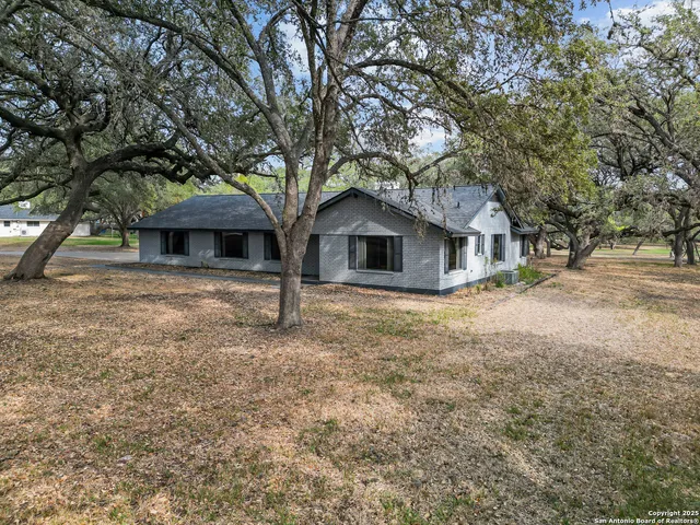 $399,900 | 22 Sunrise Drive, Pleasanton, TX 78064
