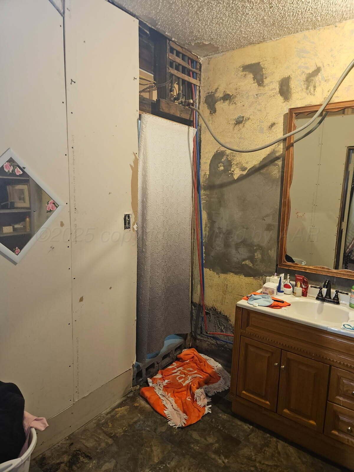 418 South Main Street Borger, TX 79007 - Photo 11 of 41 a bathroom with a sink and a mirror