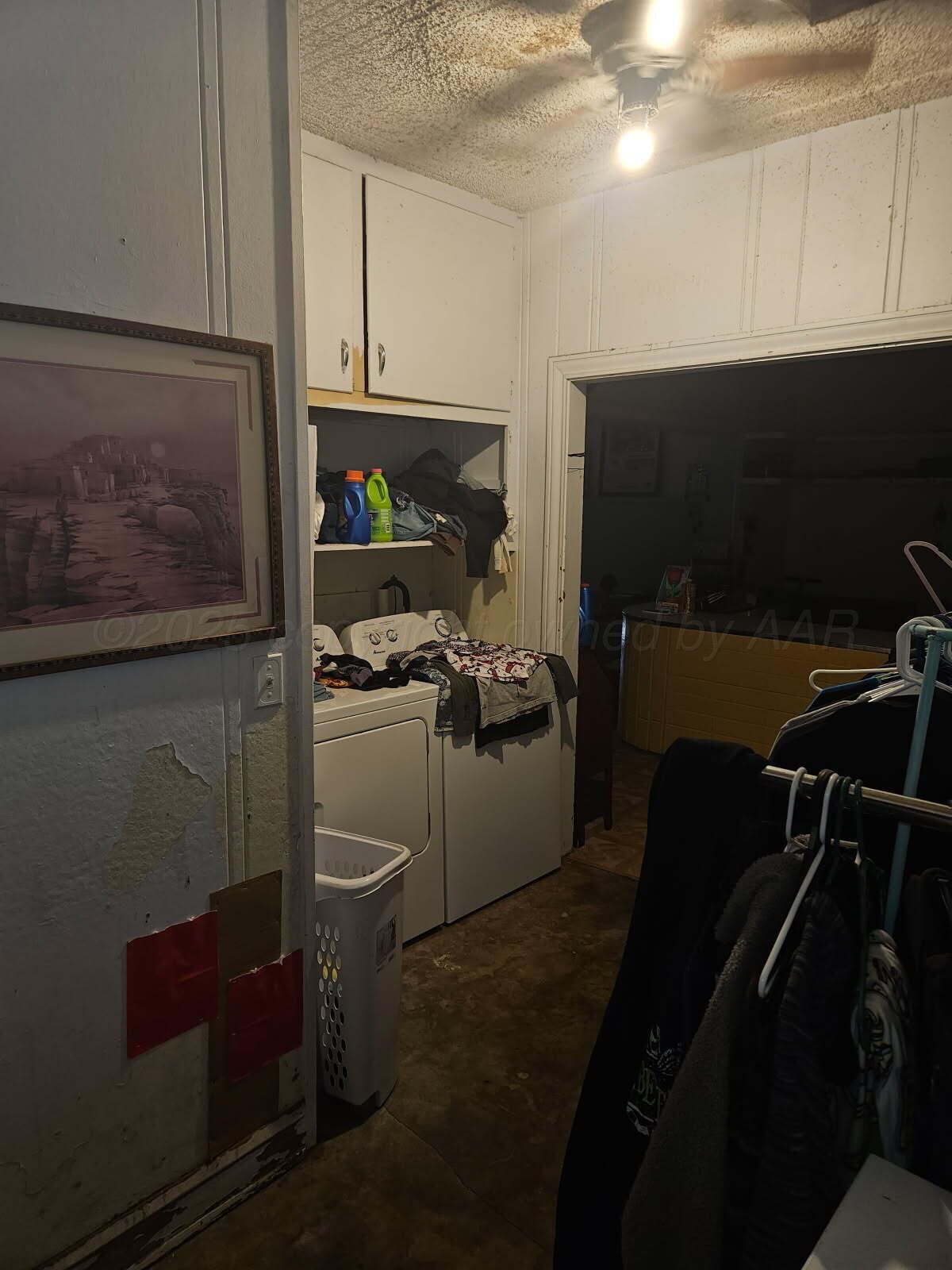 418 South Main Street Borger, TX 79007 - Photo 25 of 41 a bathroom with a sink toilet and shower