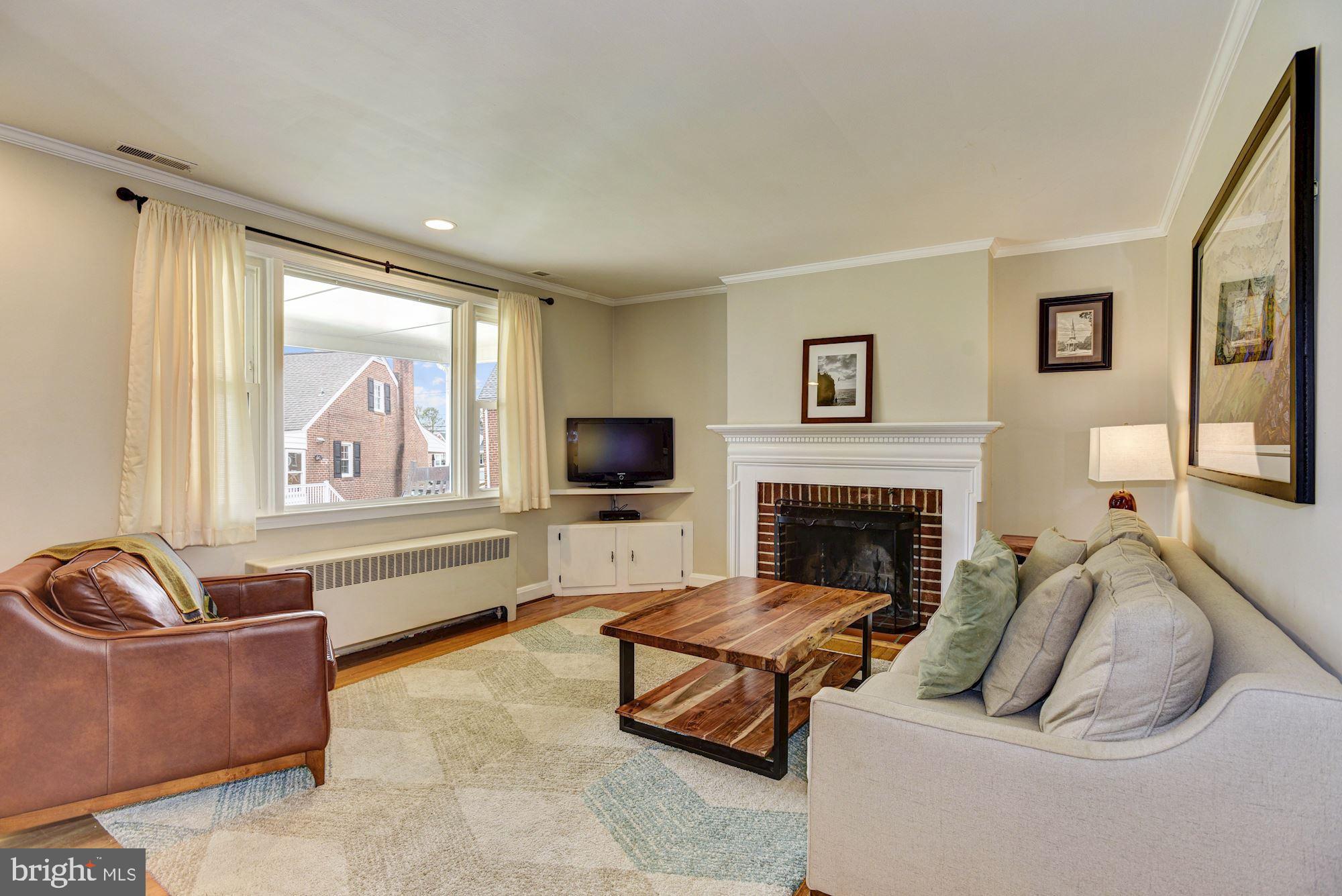 317 Gralan Road Baltimore, MD 21228 - Photo 2 of 38 Living Room