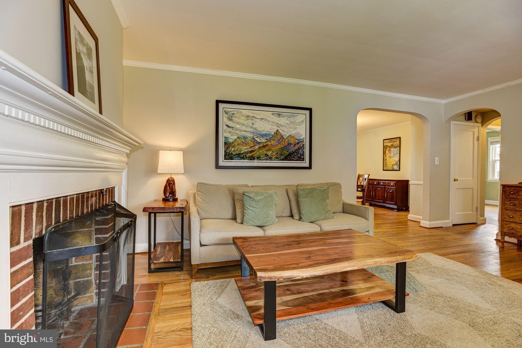 317 Gralan Road Baltimore, MD 21228 - Photo 4 of 38 Living Room
