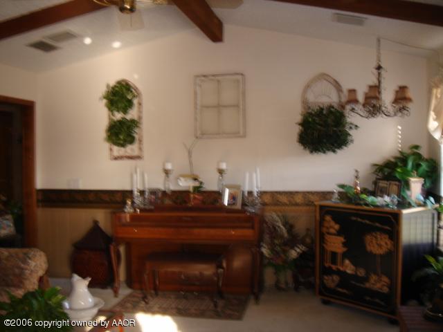 6306 Rutgers Street Amarillo, TX 79109 - Photo 4 of 16 Living room