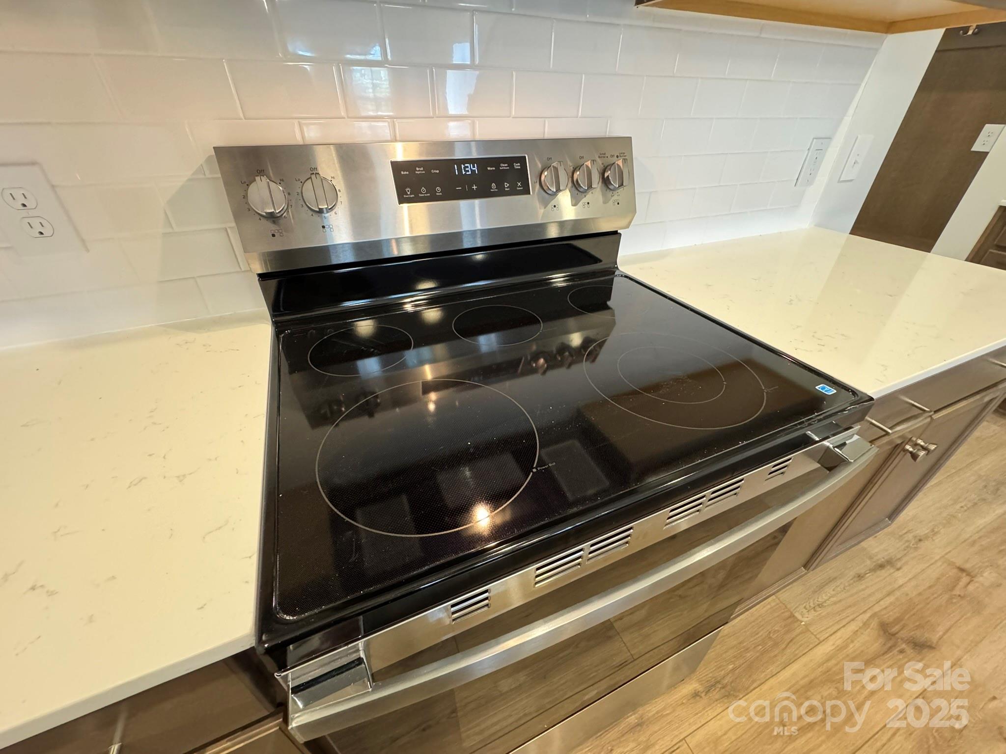 4750 Lakeview Road, Unit 18 Charlotte, NC 28216 - Photo 19 of 46 a close view of stove