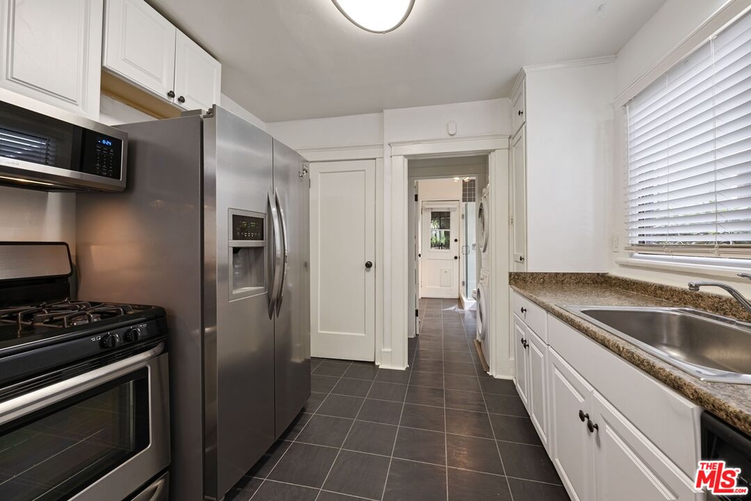 2001 Pinehurst Road, Unit 2 Los Angeles, CA 90068 - Photo 7 of 15