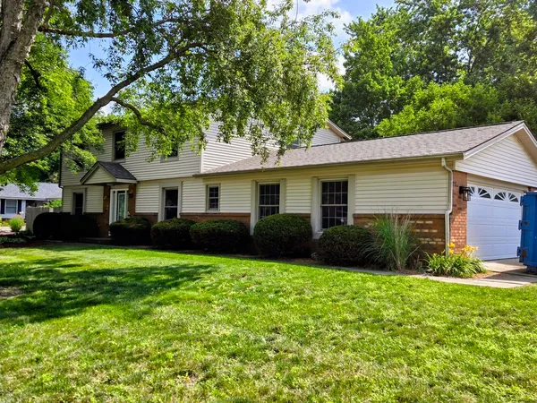 $384,900 | 610 Dorset Circle, St. Joseph, IL 61873