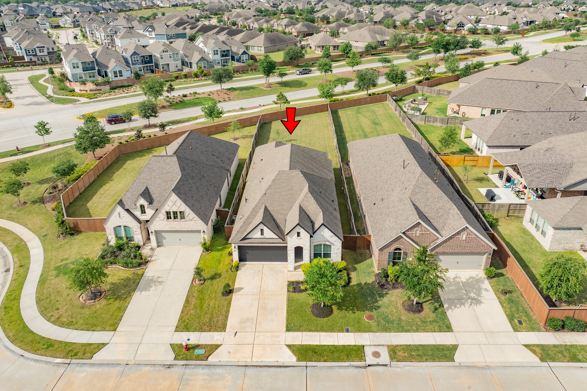 4946 Hitchings Court Rosharon, TX 77583 - Photo 26 of 49 Description of Aerial View
This aerial photo displays the location of the property within the cul-de-sac, specifically highlighting its position relative to the adjacent neighbor's house.