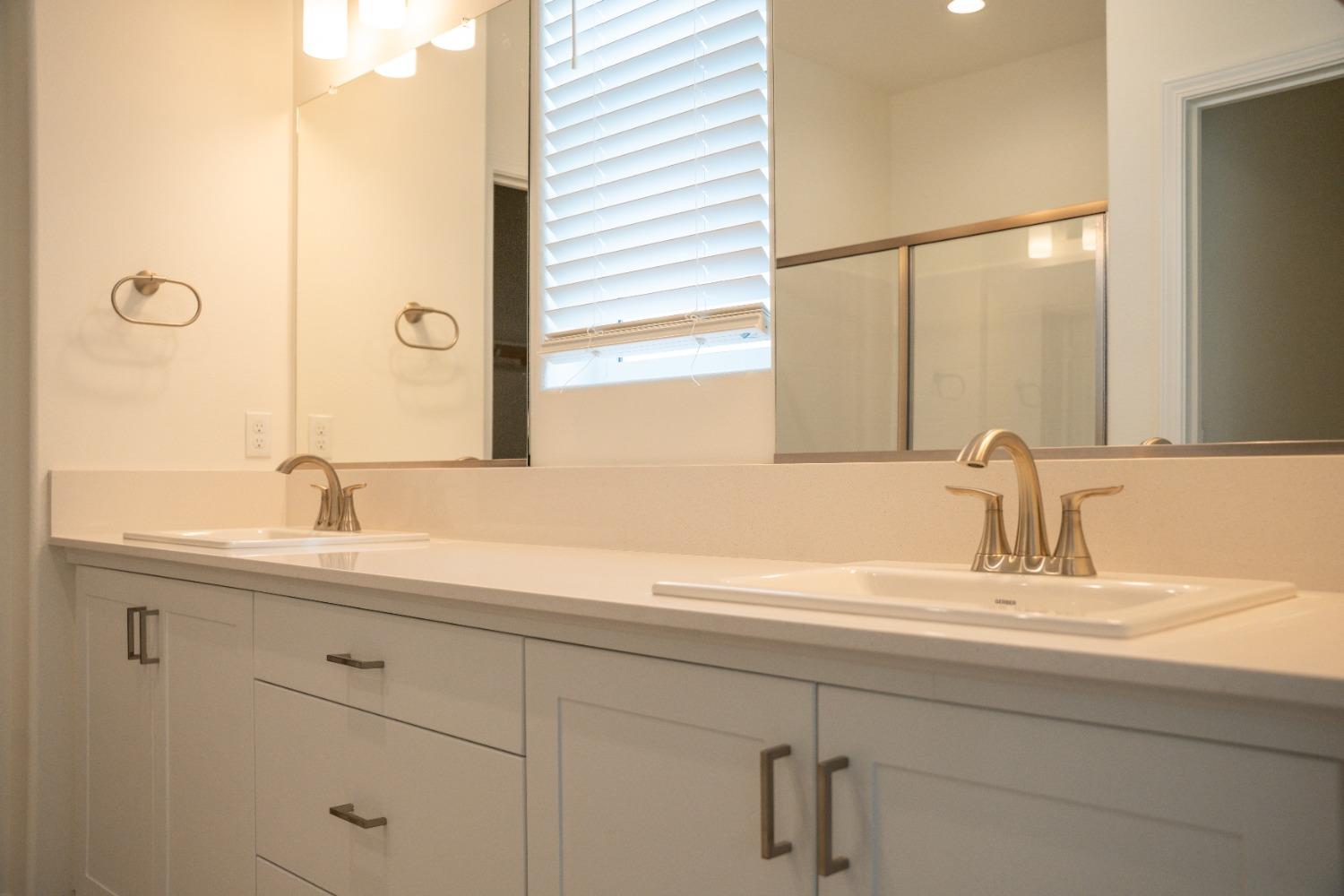 694 Thomas Way Madera, CA 93636 - Photo 13 of 27 a bathroom with a sink and a mirror