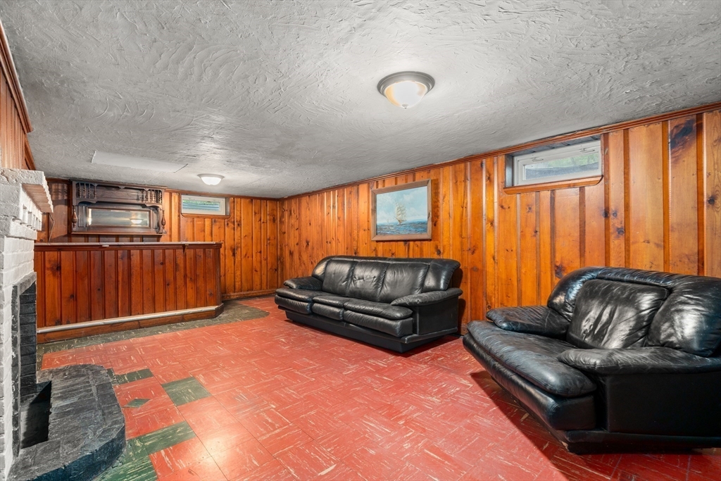 39 Pleasant Street Holyoke, MA 01040 - Photo 22 of 29