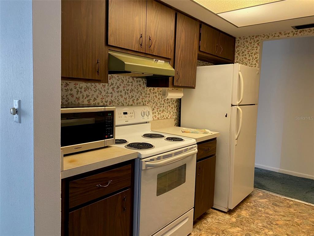 5047 Ferncrest Drive Winter Park, FL 32792 - Photo 11 of 34 a kitchen with a stove refrigerator and cabinets