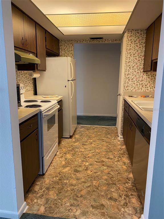 5047 Ferncrest Drive Winter Park, FL 32792 - Photo 10 of 34 a kitchen with a stove and a refrigerator