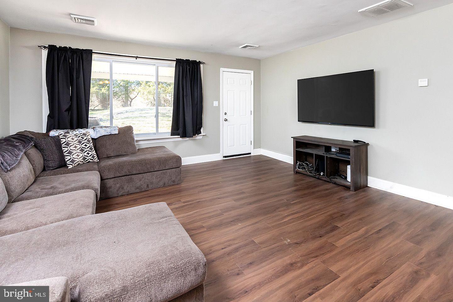 101 Jericho Road Salem, NJ 08079 - Photo 5 of 15 Bright spacious living room