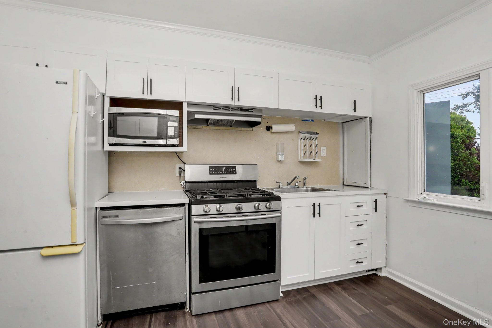 376 County Center Road White Plains, NY 10603 - Photo 10 of 40