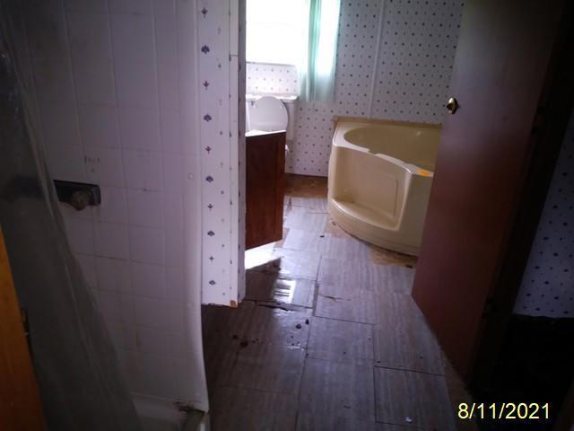 130 Carter Road Sweetwater, TN 37874 - Photo 6 of 9 130listingbath